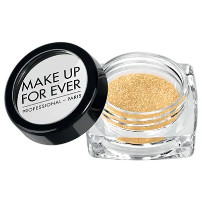 For a dazzling look that really stands out, apply this refined loose powder
