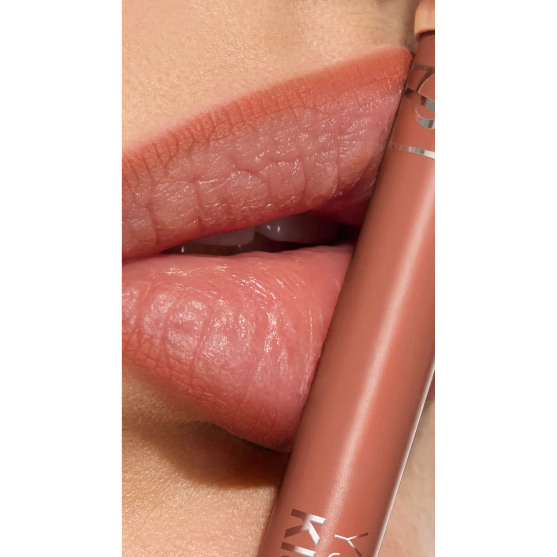 Yves Saint Laurent Lovenude Kiss Shaper